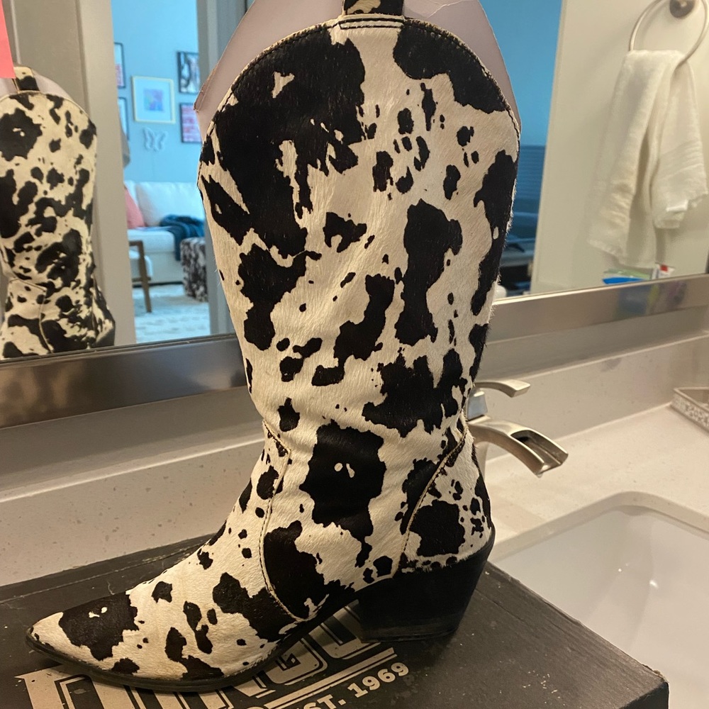 Dingo Cow-print Cowboy Boots!